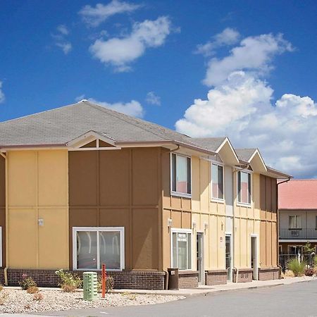 Super 8 By Wyndham Denver Central Экстерьер фото