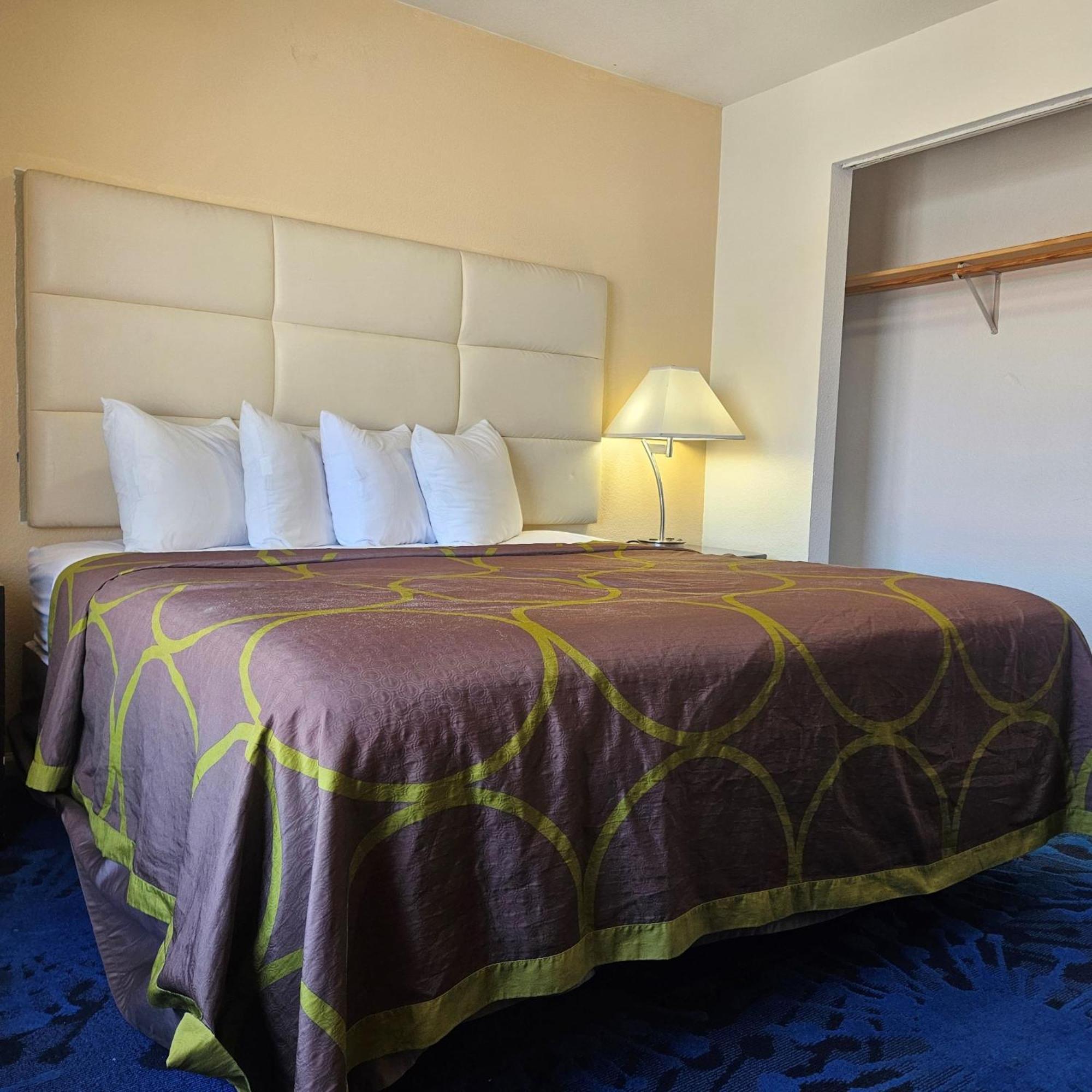 Super 8 By Wyndham Denver Central Экстерьер фото