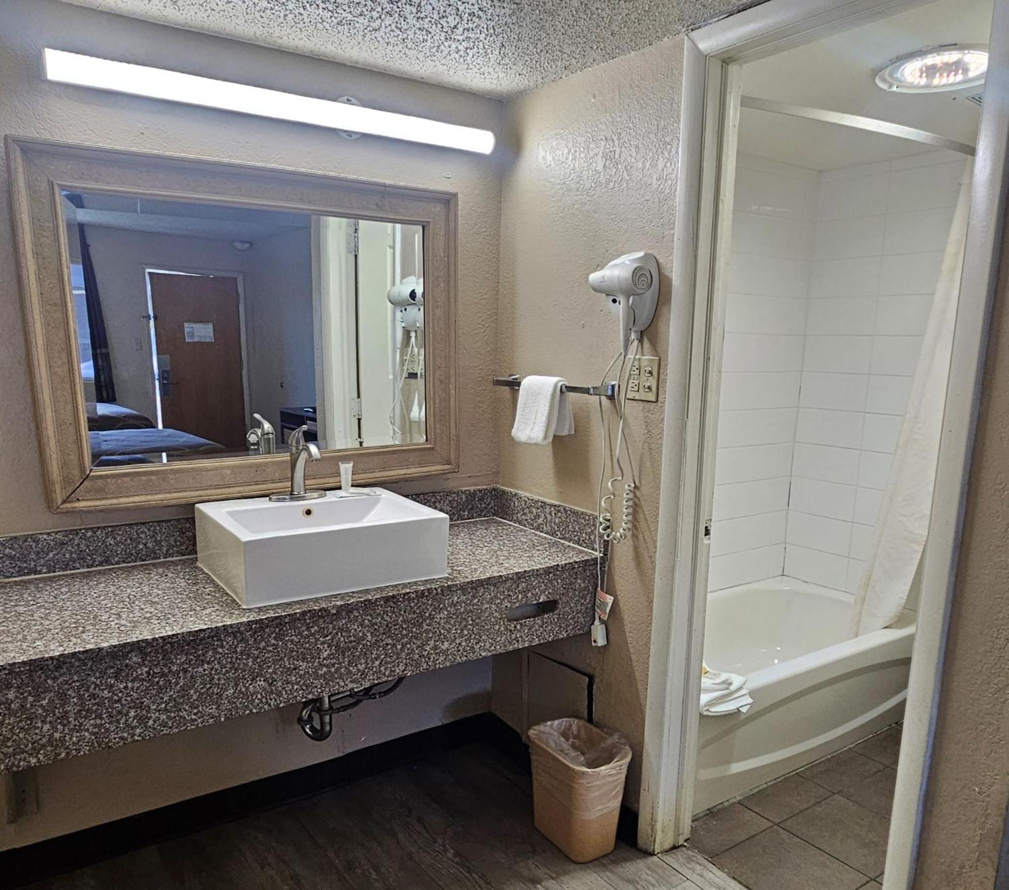 Super 8 By Wyndham Denver Central Экстерьер фото