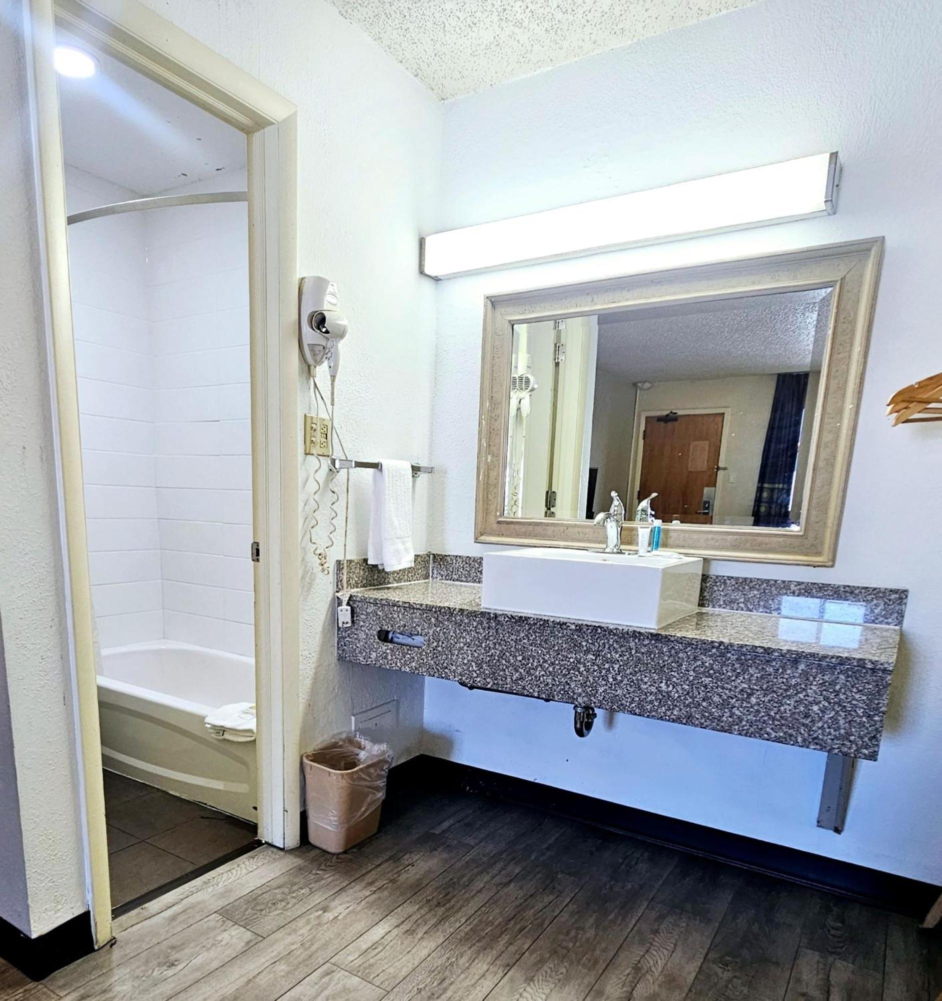 Super 8 By Wyndham Denver Central Экстерьер фото