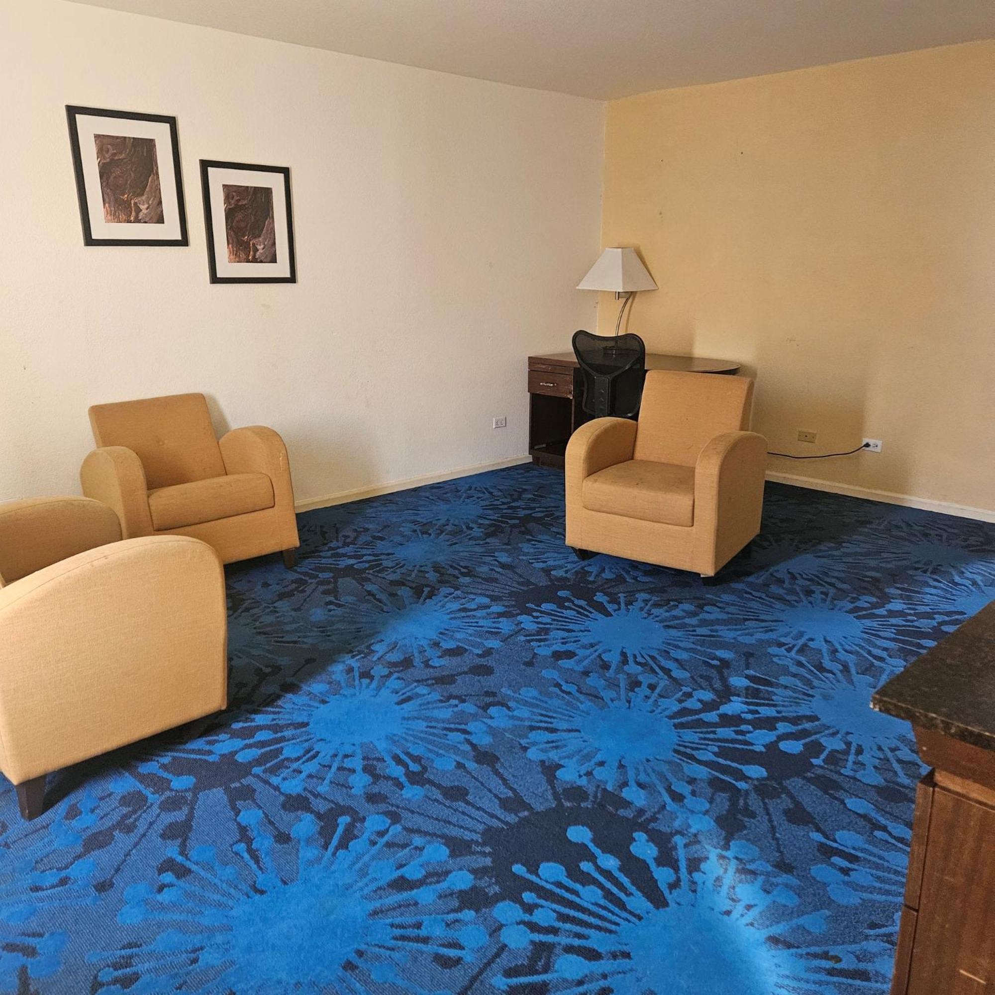 Super 8 By Wyndham Denver Central Экстерьер фото