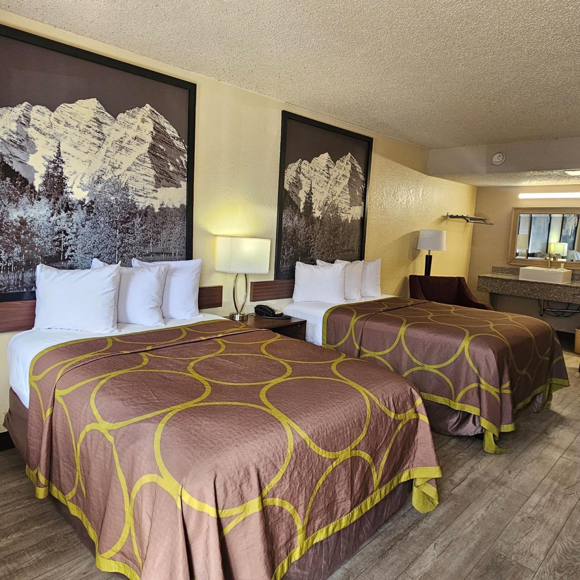 Super 8 By Wyndham Denver Central Экстерьер фото