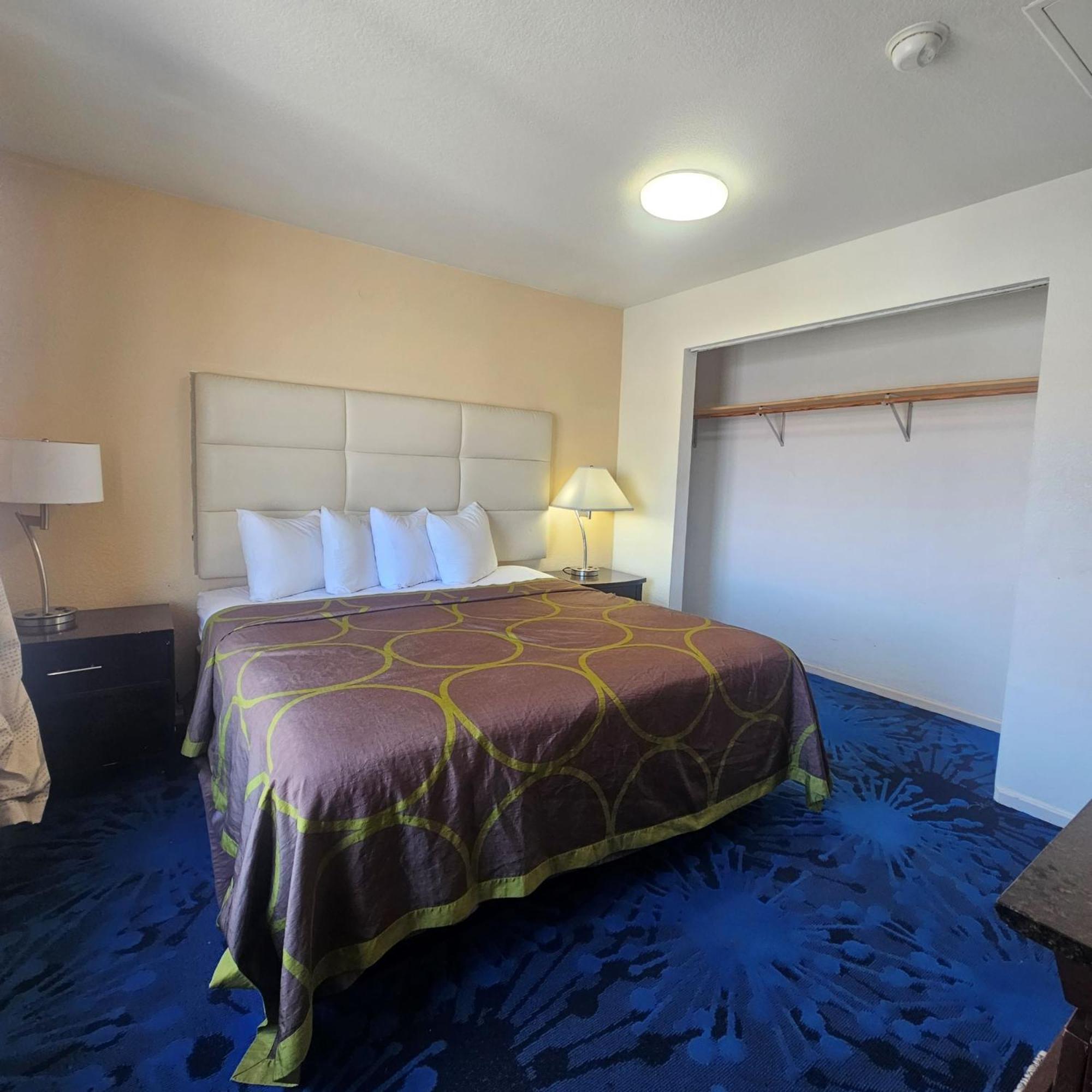 Super 8 By Wyndham Denver Central Экстерьер фото
