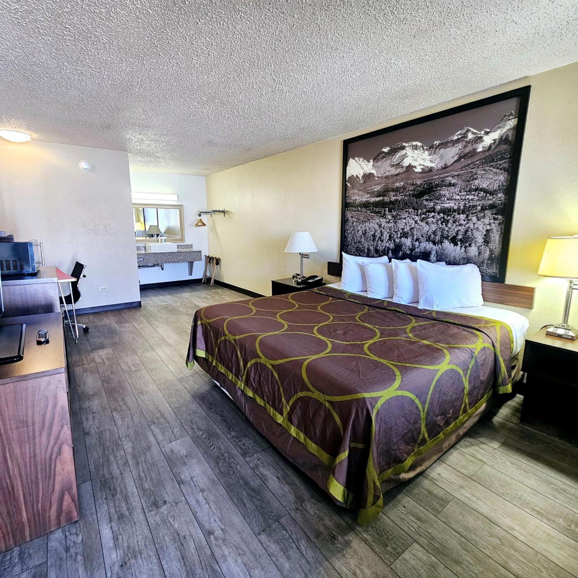 Super 8 By Wyndham Denver Central Экстерьер фото
