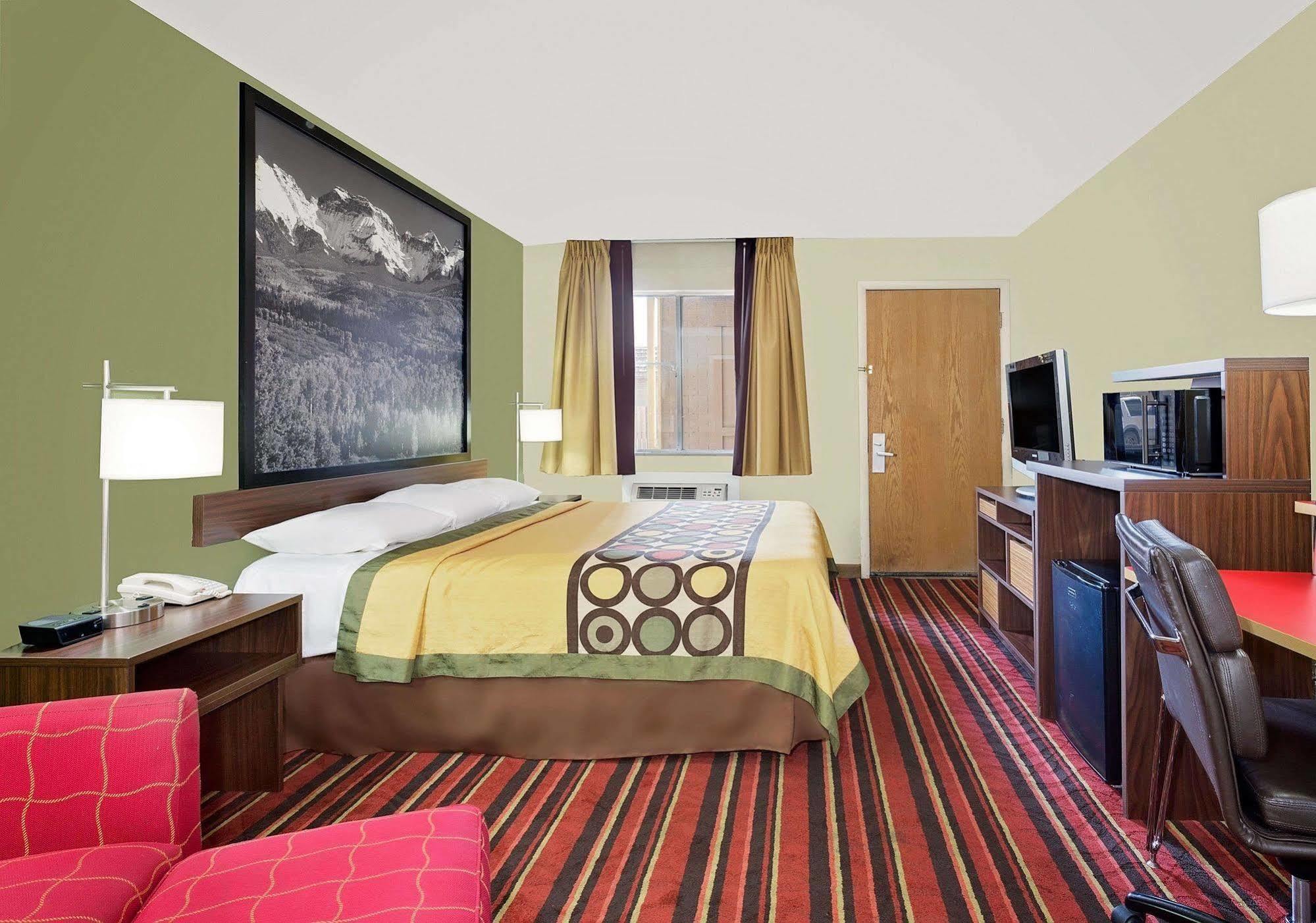 Super 8 By Wyndham Denver Central Экстерьер фото