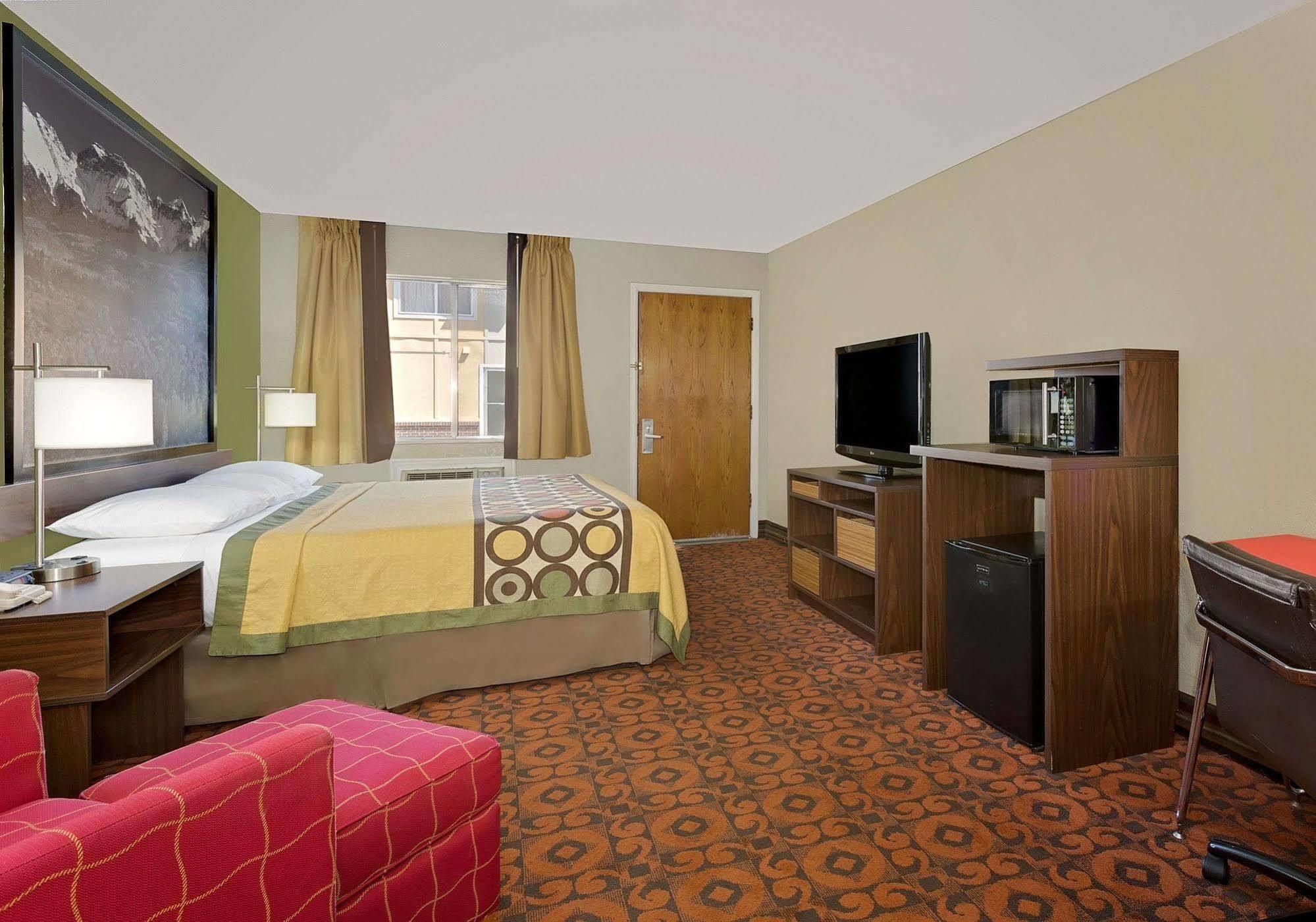 Super 8 By Wyndham Denver Central Экстерьер фото