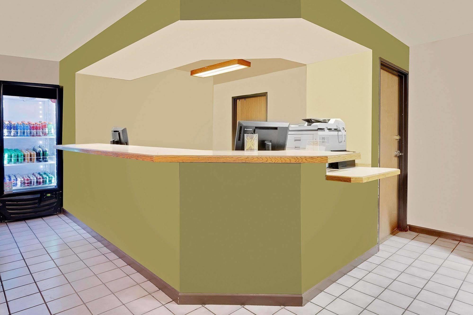 Super 8 By Wyndham Denver Central Экстерьер фото