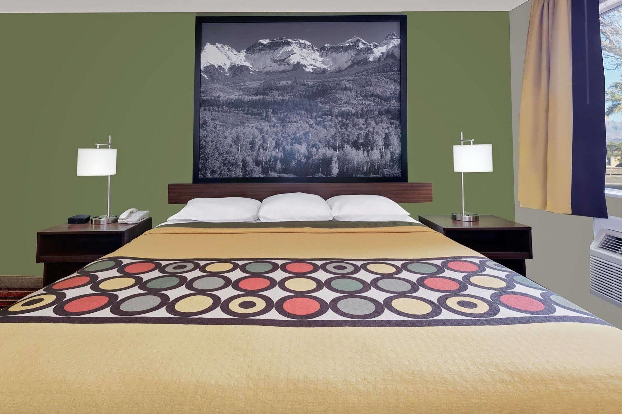 Super 8 By Wyndham Denver Central Экстерьер фото