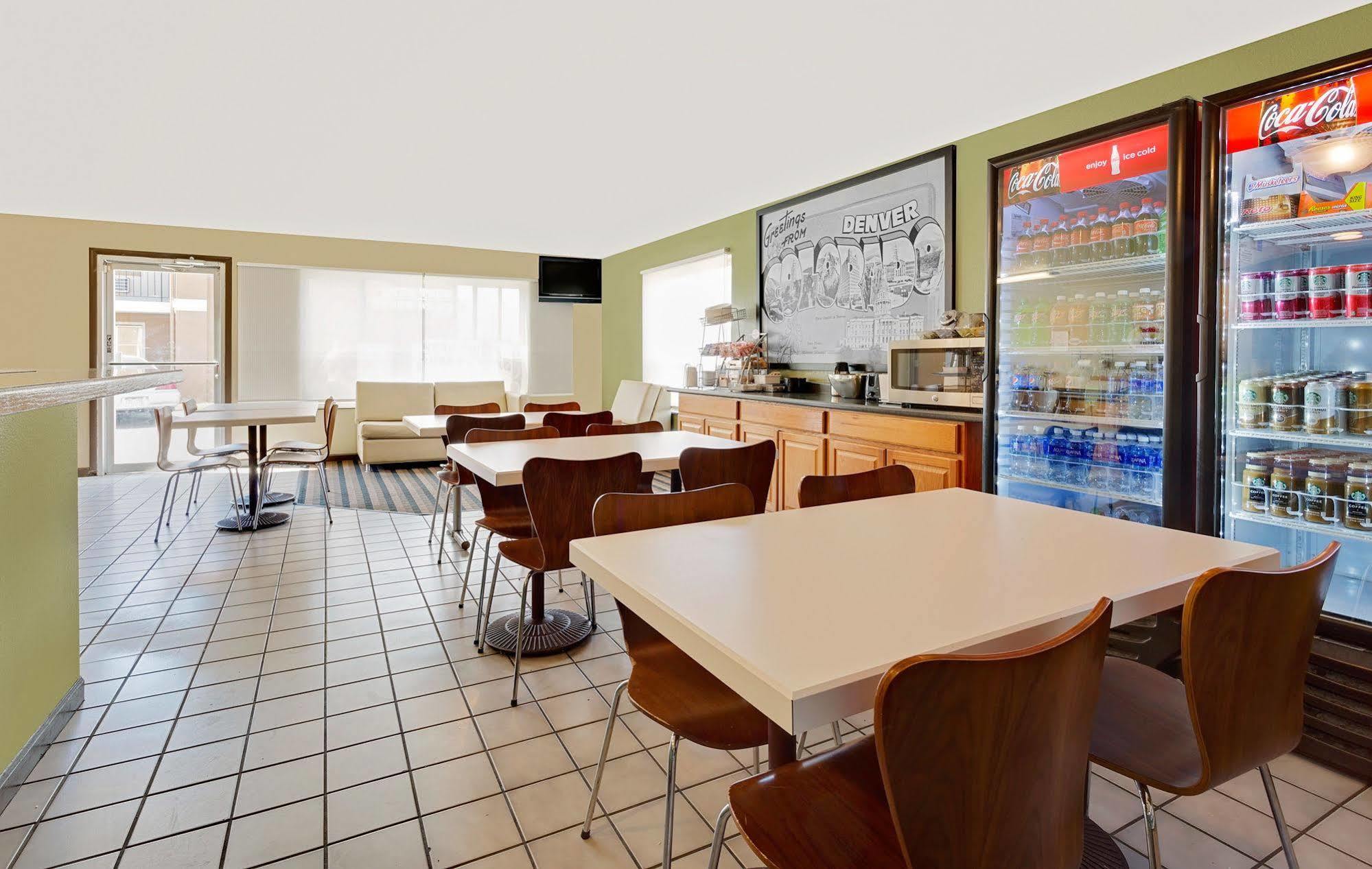 Super 8 By Wyndham Denver Central Экстерьер фото