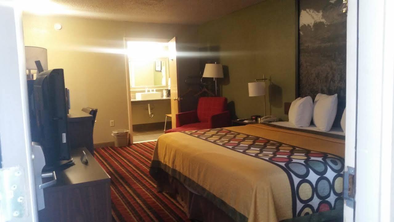 Super 8 By Wyndham Denver Central Экстерьер фото