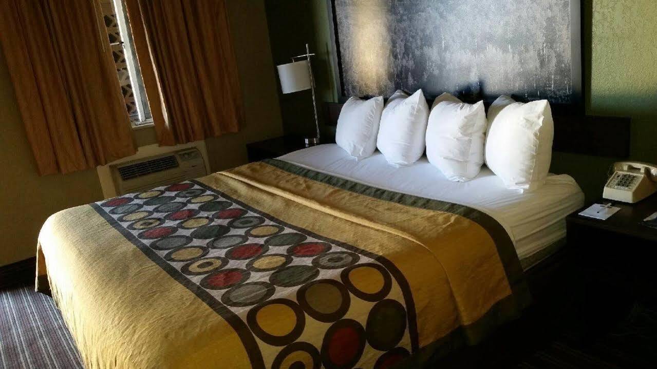 Super 8 By Wyndham Denver Central Экстерьер фото